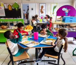 Tablée de jeunes enfants à la cantine 