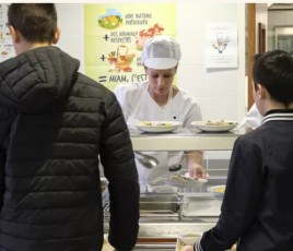 Adolescents devant un self de cantine scolaires