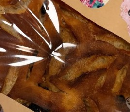 Un pain au levain raisin et cannelle fabriqué par Taylor Swift et offert à l'influenceuse Ashley Avignonne.