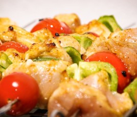 brochettes de viande et légumes