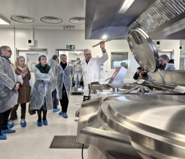 Carole Delga inaugure la cuisine centrale de Vauvert