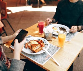 deux personnes à la cantine d'entreprise avec deux assiettes sur tables