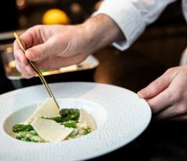 LA MAIN D4UN CHEF DE cuisine en train de dresser une assiette