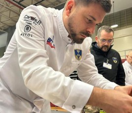 cHEF DE CUISINE MILITAIRE en train de cuisiner