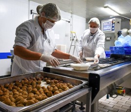 deux cuisiniers dans la cuisine centrale de laval qui cuisinent