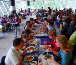 Resto U avec étudiants 