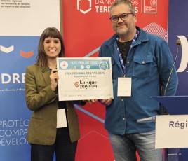 deux responsables de kiosque paysan