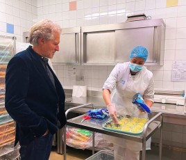 Eric Pliez maire du 20e dans une cuisine centrale avec une préparatrice