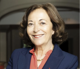 portrait d'une femme souriante cheveux châtains, veste bleue sur chemisier rouge. 