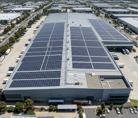 entrepôt de couleur grise couvert de panneaux photovoltaïques, vu du ciel 