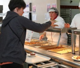 SELF CANTINE avec des jeunes et des cuisiniers