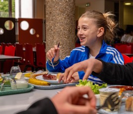 une collégienne à la cantine