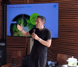 un scientifique parlant sur l'eau en cuisine 
