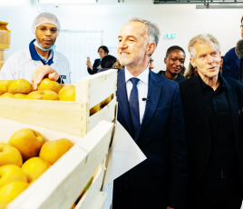 Emmanuel Grégoire en visite à la cuisine centrale du 20e Paris