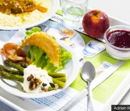plateau cantine avec assiette et ramequin