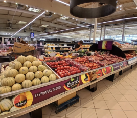 Meuble de fruits et légumes dans un hypermarché