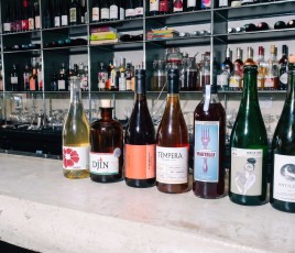 Bouteilles d'alcool alignées sur un comptoir de bar