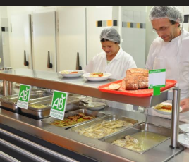deux cuisiniers au services derrière un self