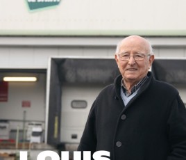 Louis le saint devant un entrepôt