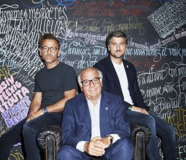 Jérémie Trigano (à droite), aux côté de son père Serge Trigano (au centre), fondateur de Mama Shelter, et de son frère Benjamin (à gauche). Crédit photo : Iorgis Matyassy