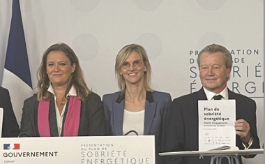 Olivia Grégoire, Agnès Panier-Runacher et Philippe Barbier sur une estrade avec une charte en main