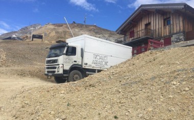 camion et chalet de montagne en été