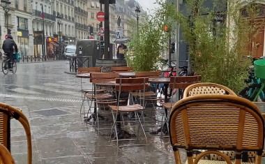 restaurant tables vides pluie paris