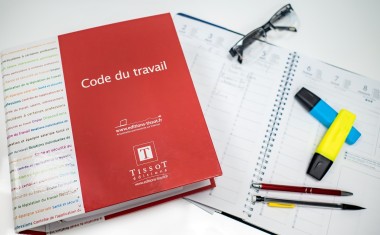 photo du code du travail et d'un agenda ouvert avec des stylos
