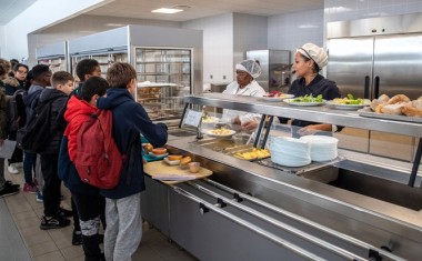 Elèves de la seine-saint-denis qui mangent à la cantine