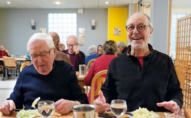 deux personnes âgées mangent dans un restaurant collectif à Pantin