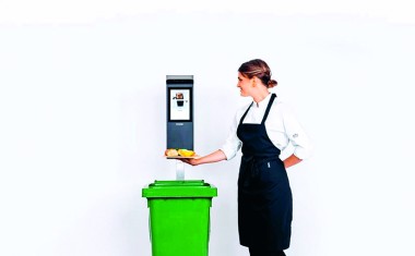 personnel restaurant auprès d'une poubelle orbisk