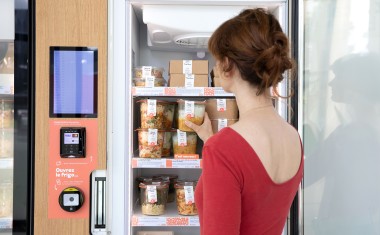 femme devant un frigo connecté en restauration collective Melchior