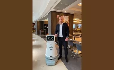 Le Directeur Food & Beverage du Méridien Etoile avec Plato
