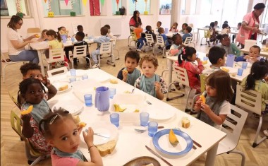 CANTINES SCOLAIRES enfants à table 