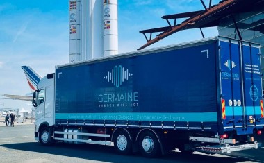 camion devant la fusée Ariane
