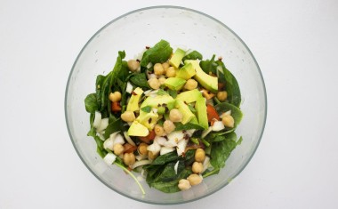 Bol salade végétal pois chiche avocat