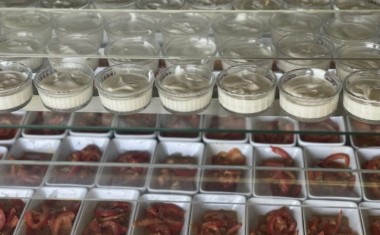 Vitrine self restauration collective contenus en verre