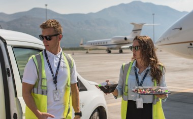 DEUX EMPLOYés de Newrest restauration sur un tarmac