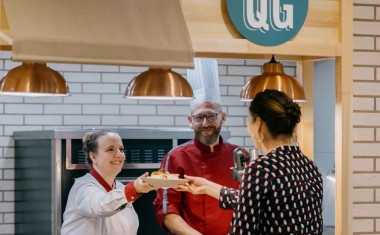 Restauration collective Elior trois personnes dans un self