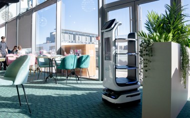 Robot uServe dans restaurant