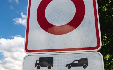 panneau de signalisation en gros plan