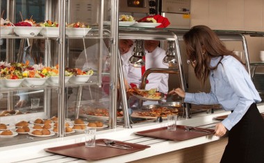restaurant d'entreprise avec un collaborateur devant une ligne de self