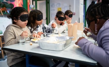 Enfants qui mangent à la cantine à l'aveugle