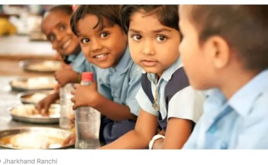 Enfants qui_ mangent à la cantine Unesco