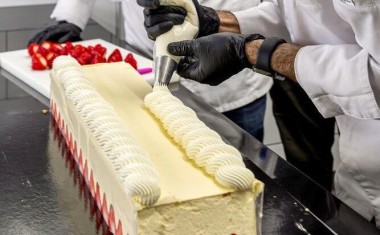 Pâtissier qui réalise un gâteau fraisier