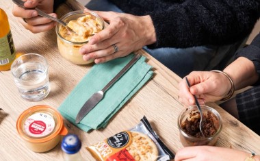 deux personnes mangent à la cantine d'entreprise