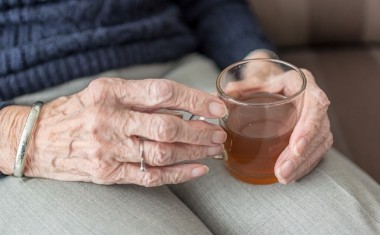 personnes agée avec une tasse de thé