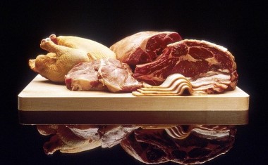 viande poulet boeuf porc sur une planche en bois