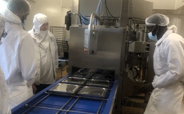cuisine centrale du syrec avec des agents devant un robot