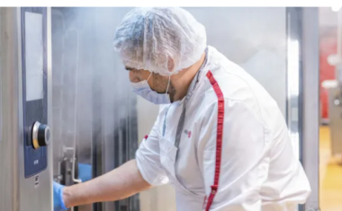 chef dans une cuisine centrale